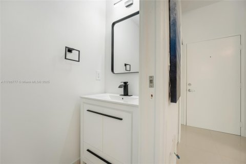 Condo in Miami Beach, Florida, 1 bedroom  № 1704296 - photo 11