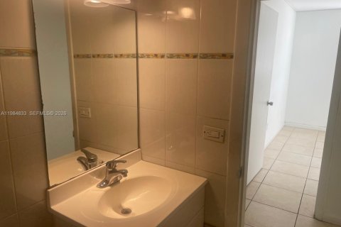 Снять в аренду кондоминиум в Норт-Майами-Бич, Флорида 2 спальни, 77.11м2, № 2048103 - фото 8