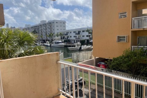 Снять в аренду кондоминиум в Норт-Майами-Бич, Флорида 2 спальни, 77.11м2, № 2048103 - фото 2