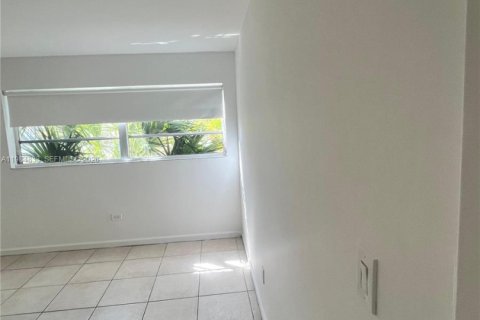 Снять в аренду кондоминиум в Норт-Майами-Бич, Флорида 2 спальни, 77.11м2, № 2048103 - фото 12