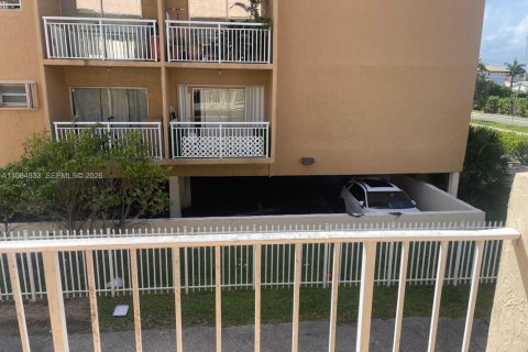 Снять в аренду кондоминиум в Норт-Майами-Бич, Флорида 2 спальни, 77.11м2, № 2048103 - фото 3