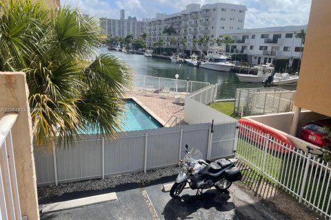 Кондоминиум с 2 спальнями в Норт-Майами-Бич, Флорида № 2048103