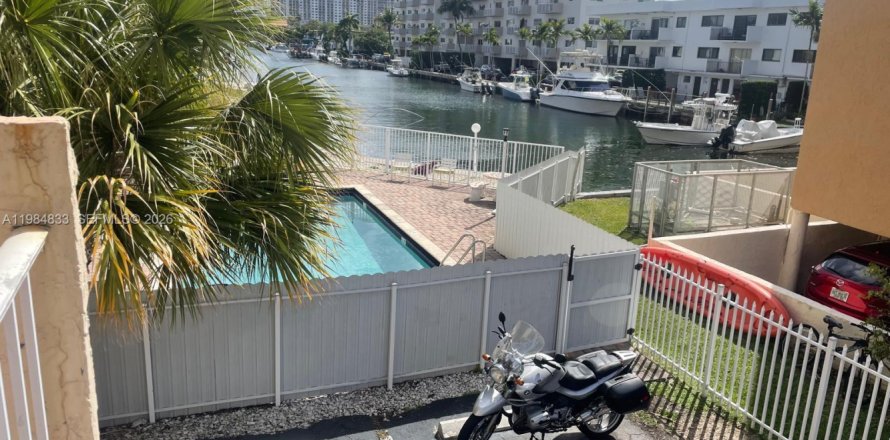 Кондоминиум с 2 спальнями в Норт-Майами-Бич, Флорида № 2048103