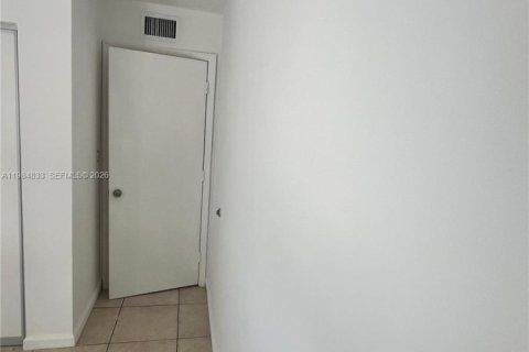 Снять в аренду кондоминиум в Норт-Майами-Бич, Флорида 2 спальни, 77.11м2, № 2048103 - фото 11