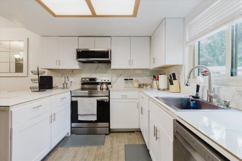 Купить виллу или дом в Сеффнер, Флорида 8 комнат, 177.26м2, № 1680652 - фото 2
