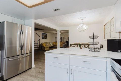 Купить виллу или дом в Сеффнер, Флорида 8 комнат, 177.26м2, № 1680652 - фото 22