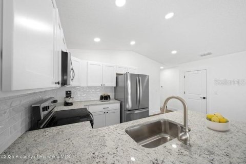 House in Brooksville, Florida 3 bedrooms, 93.65 sq.m. № 2210623 - photo 4