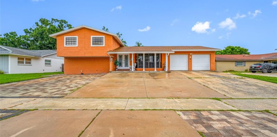 House in Tampa, Florida 4 bedrooms, 184.41 sq.m. № 1816886