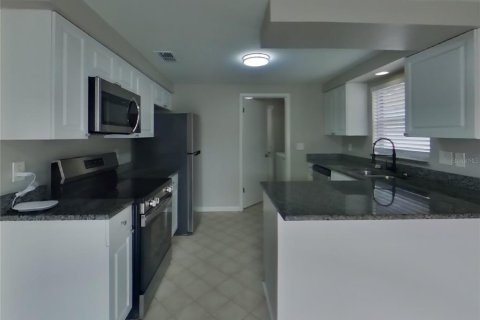 House in Tampa, Florida 3 bedrooms, 112.5 sq.m. № 1910967 - photo 5