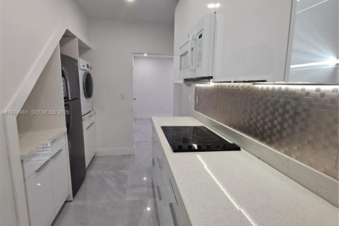 Снять в аренду кондоминиум в Майами-Бич, Флорида 1 спальня, 55м2, № 1983470 - фото 2