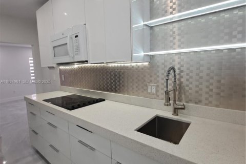 Снять в аренду кондоминиум в Майами-Бич, Флорида 1 спальня, 55м2, № 1983470 - фото 1