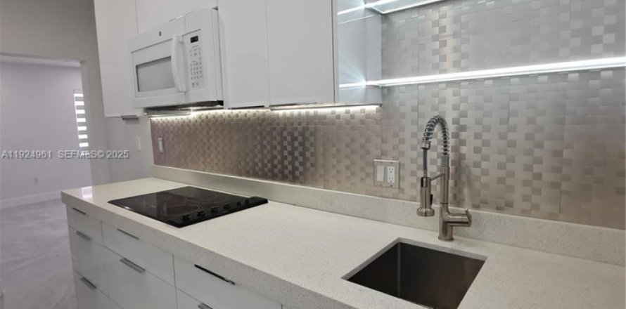 Кондоминиум с 1 спальней в Майами-Бич, Флорида № 1983470