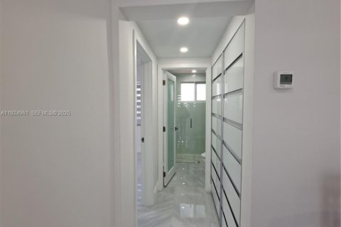 Снять в аренду кондоминиум в Майами-Бич, Флорида 1 спальня, 55м2, № 1983470 - фото 5