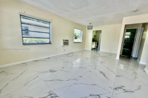 House in Miami, Florida 2 bedrooms, 139.35 sq.m. № 1933530 - photo 3