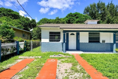 House in Miami, Florida 2 bedrooms, 139.35 sq.m. № 1933530 - photo 1