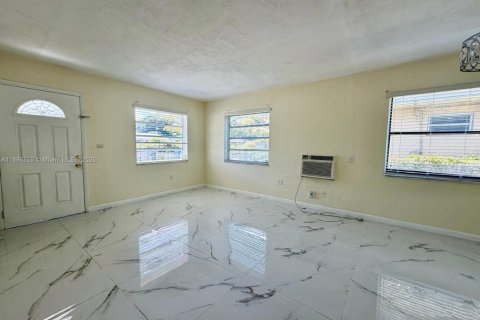 House in Miami, Florida 2 bedrooms, 139.35 sq.m. № 1933530 - photo 5