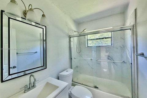 House in Miami, Florida 2 bedrooms, 139.35 sq.m. № 1933530 - photo 12