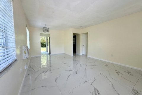House in Miami, Florida 2 bedrooms, 139.35 sq.m. № 1933530 - photo 4