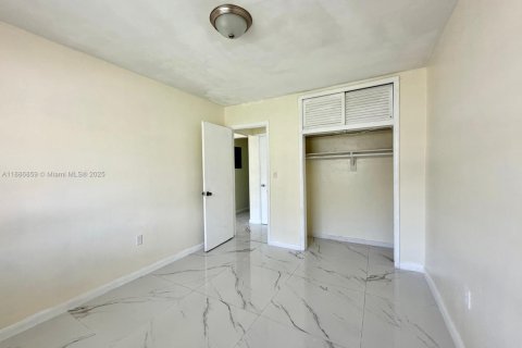 House in Miami, Florida 2 bedrooms, 139.35 sq.m. № 1933530 - photo 9