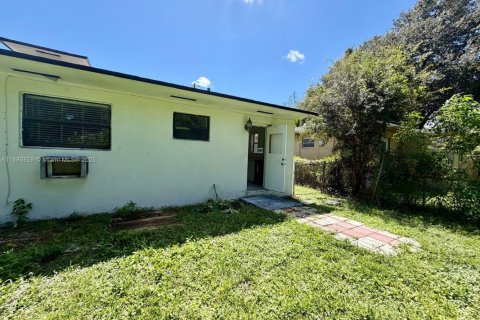 House in Miami, Florida 2 bedrooms, 139.35 sq.m. № 1933530 - photo 19