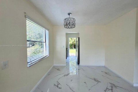 House in Miami, Florida 2 bedrooms, 139.35 sq.m. № 1933530 - photo 13