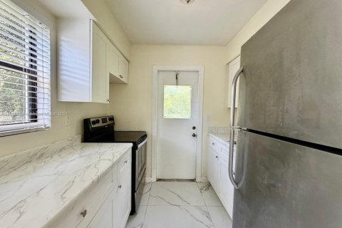 House in Miami, Florida 2 bedrooms, 139.35 sq.m. № 1933530 - photo 14