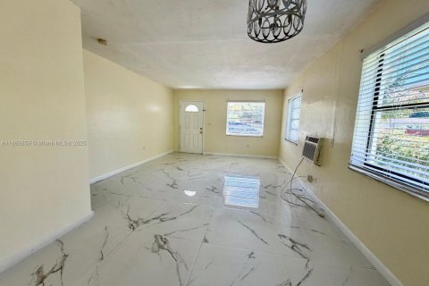 House in Miami, Florida 2 bedrooms, 139.35 sq.m. № 1933530 - photo 16