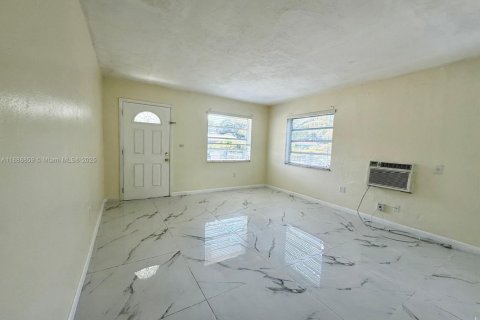 House in Miami, Florida 2 bedrooms, 139.35 sq.m. № 1933530 - photo 6