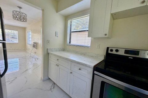 House in Miami, Florida 2 bedrooms, 139.35 sq.m. № 1933530 - photo 15