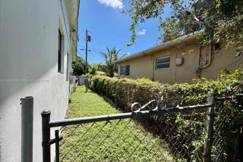 House in Miami, Florida 2 bedrooms, 139.35 sq.m. № 1933530 - photo 18