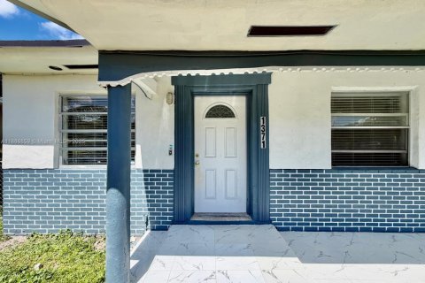 House in Miami, Florida 2 bedrooms, 139.35 sq.m. № 1933530 - photo 2