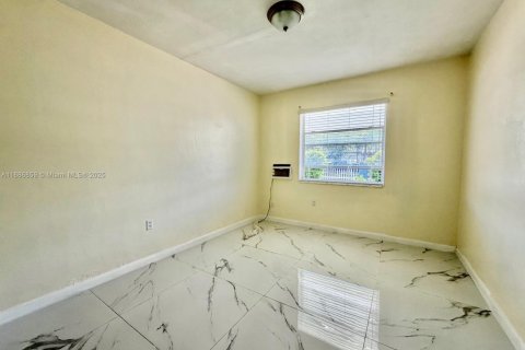 House in Miami, Florida 2 bedrooms, 139.35 sq.m. № 1933530 - photo 8