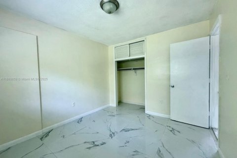 House in Miami, Florida 2 bedrooms, 139.35 sq.m. № 1933530 - photo 11