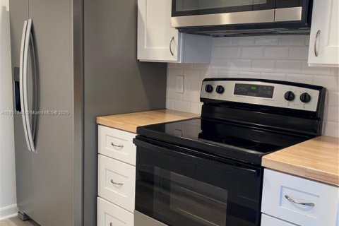 Снять в аренду кондоминиум в Пемброк-Пайнс, Флорида 1 спальня, 63.64м2, № 1858950 - фото 1