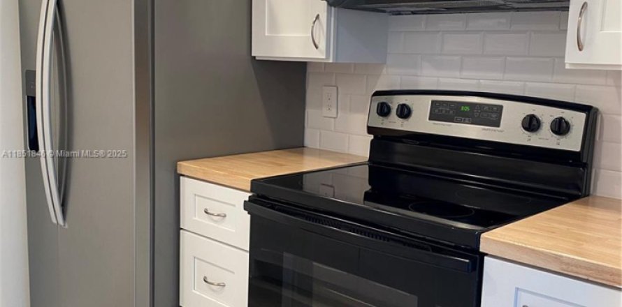 Кондоминиум с 1 спальней в Пемброк-Пайнс, Флорида № 1858950