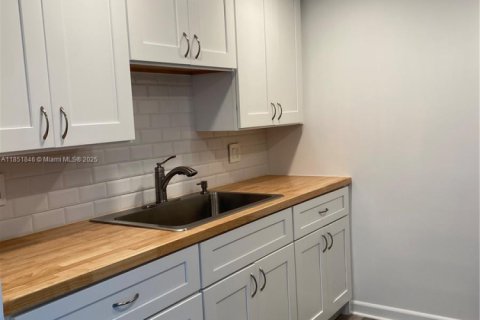 Снять в аренду кондоминиум в Пемброк-Пайнс, Флорида 1 спальня, 63.64м2, № 1858950 - фото 2