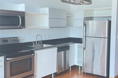 Condominio en alquiler en Miami, Florida, 1 dormitorio, 73.86 m2 № 1991379 - foto 3