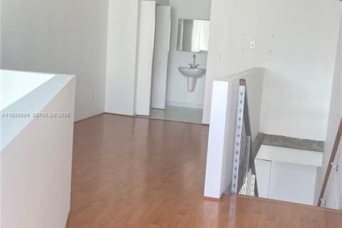 Condominio en alquiler en Miami, Florida, 1 dormitorio, 73.86 m2 № 1991379 - foto 4
