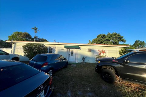 Дом в Майами-Гарденс, Флорида 4 спальни, 187.66м2 № 2050790