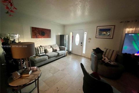 Купить виллу или дом в Майами-Гарденс, Флорида 4 спальни, 187.66м2, № 2050790 - фото 2