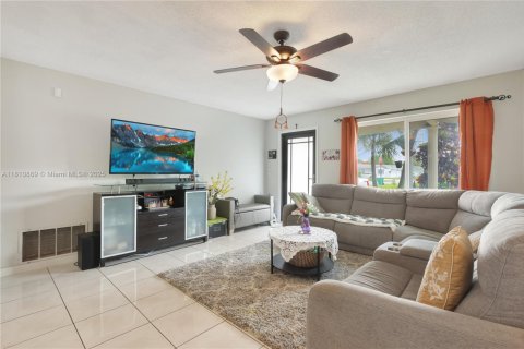House in Tamarac, Florida 2 bedrooms, 98.1 sq.m. № 1756969 - photo 5