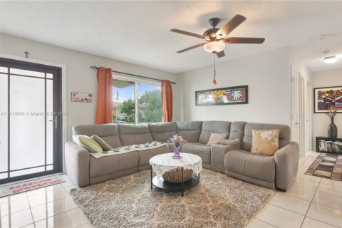 House in Tamarac, Florida 2 bedrooms, 98.1 sq.m. № 1756969 - photo 4