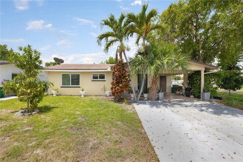 House in Tamarac, Florida 2 bedrooms, 98.1 sq.m. № 1756969 - photo 1