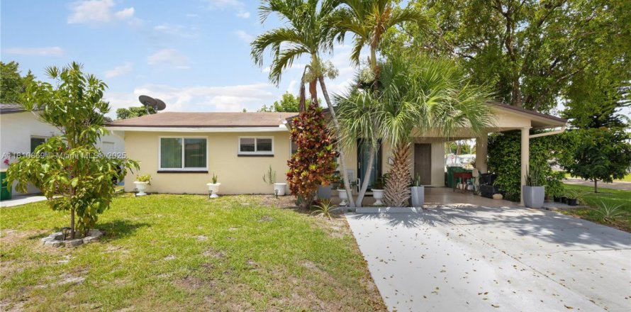 House in Tamarac, Florida 2 bedrooms, 98.1 sq.m. № 1756969