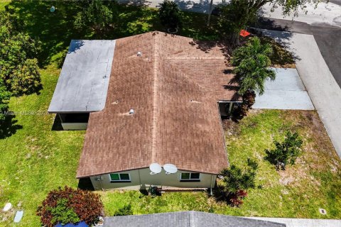 House in Tamarac, Florida 2 bedrooms, 98.1 sq.m. № 1756969 - photo 3