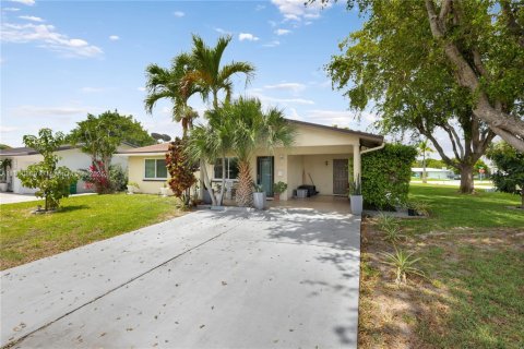House in Tamarac, Florida 2 bedrooms, 98.1 sq.m. № 1756969 - photo 2