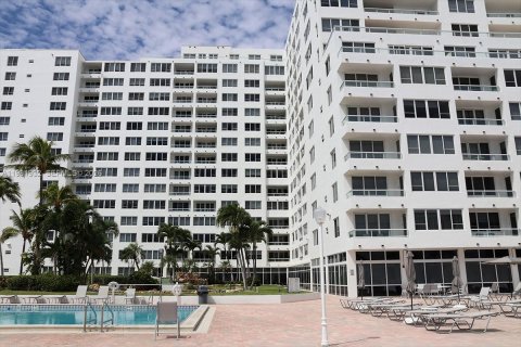 Condo in Miami Beach, Florida, 1 bedroom  № 2043155 - photo 11