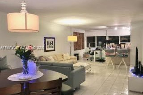 Condo in Miami Beach, Florida, 1 bedroom  № 2043155 - photo 3