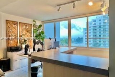 Condo in Miami Beach, Florida, 1 bedroom  № 2043155 - photo 2