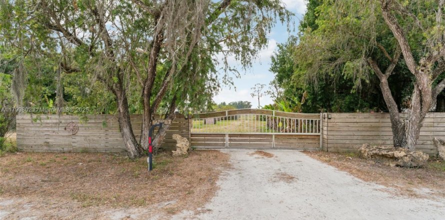 House in Clewiston, Florida 4 bedrooms № 1685758